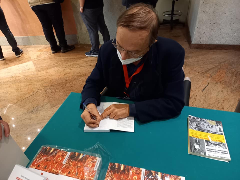 Prefazioni Sergio Dalmasso, Sergio mentre autografa un suo libro alla festa nazionale di Rifondazione Comunista 2021