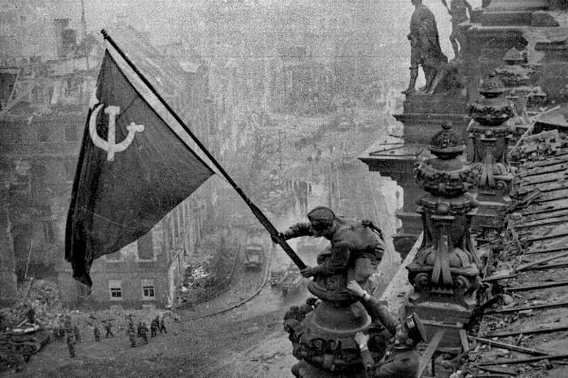 Raising a flag over the Reichstag, 2 maggio 1945 Bandiera dell'URSS.